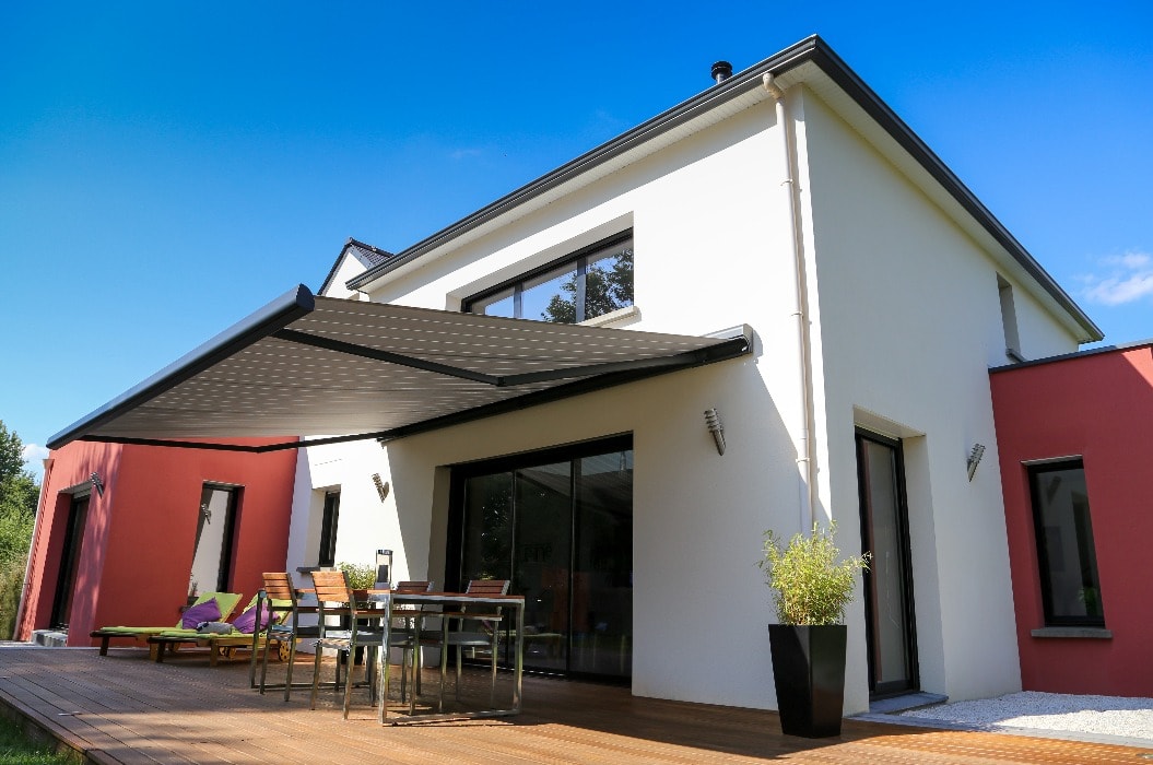 maison moderne, terrasse en bois et store banne